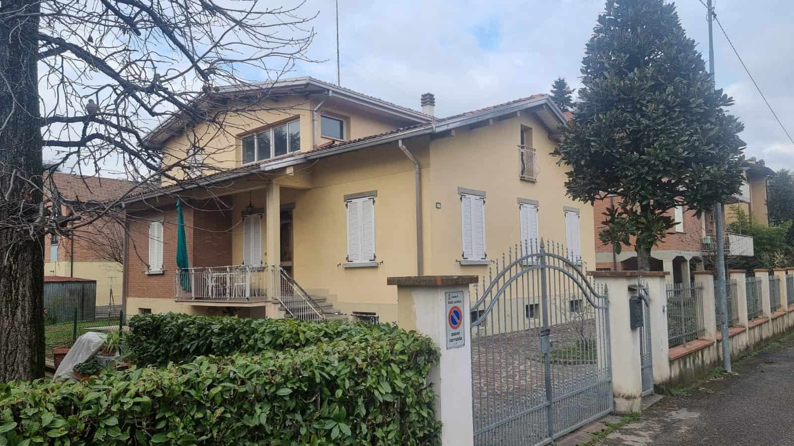 Vendesi villa indipendente con giardino.